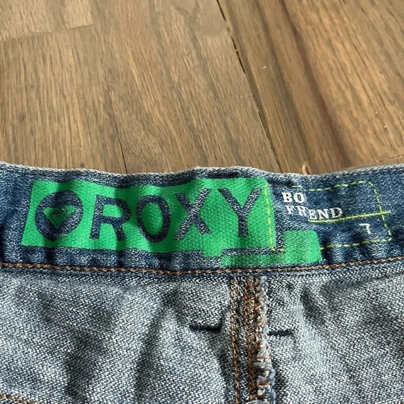 Roxy Women’s Boyfriend Jean Short Shorts. Raw hem. Size 7. - Picture 4 of 8